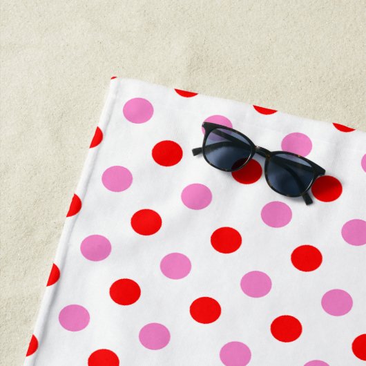 Rood en Roze op Wit Stippen Design Strandlaken (In situ)