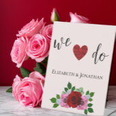 Rood- en roze rozenhuwelijk reclamebord met voetstuk