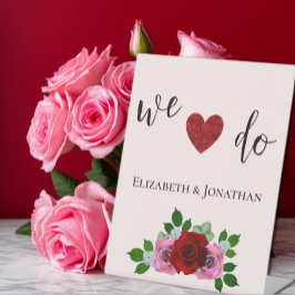 Rood- en roze rozenhuwelijk reclamebord met voetstuk