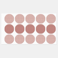 Rood en roze textiel gelegd over een pattereerde t