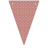 Rood en roze textiel gelegd over een pattereerde t vlaggetjes (Derde vlag)