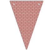 Rood en roze textiel gelegd over een pattereerde t vlaggetjes (Eerste vlag)