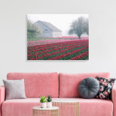 Rood en roze tulpen groeten de dag op een slechte  canvas afdruk (Insitu (Woonkamer))