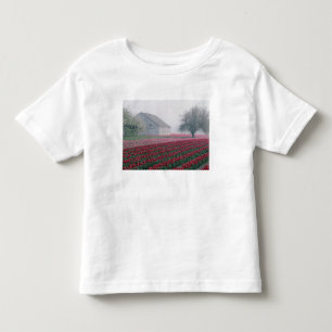 Rood en roze tulpen groeten de dag op een slechte  kinder shirts