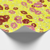 Rood- en rozen kussens in geel omslagpapier cadeaupapier (Hoek)