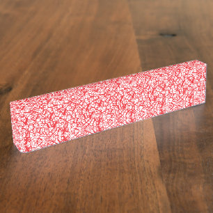 Rood en sinaasappel inpakpapier met een geometrisc naambordje