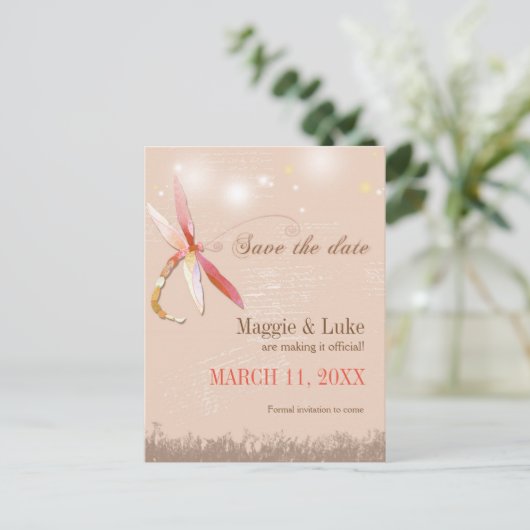 Rood en Tan Dragonfly Weddenschap Opslaan Datum Aankondigingskaart (Staand voorkant)