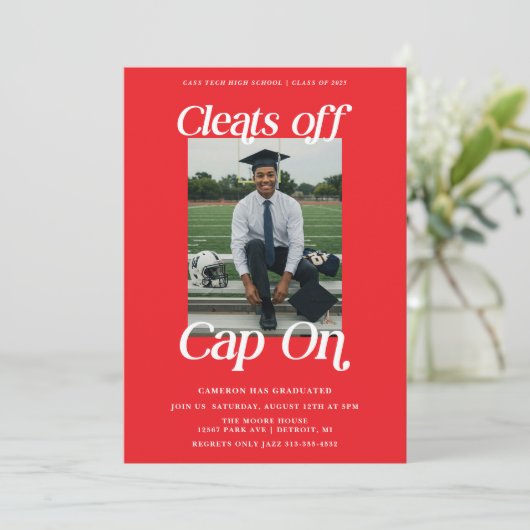 Rood en Wit Atleet Afstuderen Kleats off Pet On Kaart (Staand voorkant)