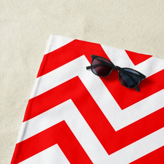 Rood en Wit Grote Grootte Chevron Strepen Strandlaken (In situ)