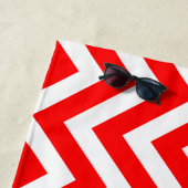 Rood en Wit Grote Verticale Chevron Strepen Strandlaken (In situ)