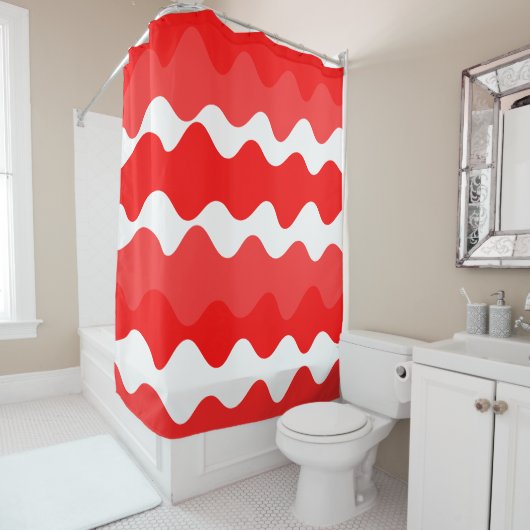 Rood en wit horizontaal golvend patroon douchegordijn (In situ)