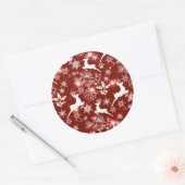 Rood en wit kerstpatroon met rendieren ronde sticker (Envelop)