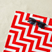 Rood en Wit Medium Size Diagonale Chevron Stripes Strandlaken (In situ)
