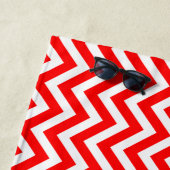 Rood en Wit Medium Verticale Chevron Stripes Strandlaken (In situ)