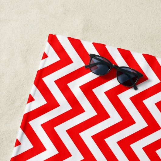 Rood en Wit Medium Verticale Chevron Stripes Strandlaken (In situ)