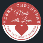 Rood en wit prettig kerstfeest met liefde ronde sticker<br><div class="desc">Klassieke rode en witte kerst stickers om je thuis gebakken cadeautjes af te sluiten.</div>