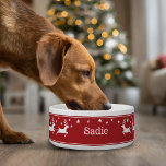Rood en wit Santa Sleigh en sterren Christmas Pet Voerbakje<br><div class="desc">Destei's feestelijke witte silhouetontwerp van een Kerstman in een slee met rendieren en enkele sterren. De achtergrondkleur is rood en er is ook een personaliseerbaar tekstgebied voor een naam. Het ontwerp is omlijst door randen aan de boven- en onderkant. Dit feestelijke rode en witte kerstontwerp is ideaal voor het vakantieseizoen...</div>