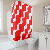 Rood en wit schuin golvenpatroon douchegordijn (In situ)