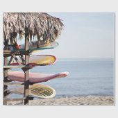 Rood en wit surfbord in bruin houten rek cadeaupapier (Vlak)