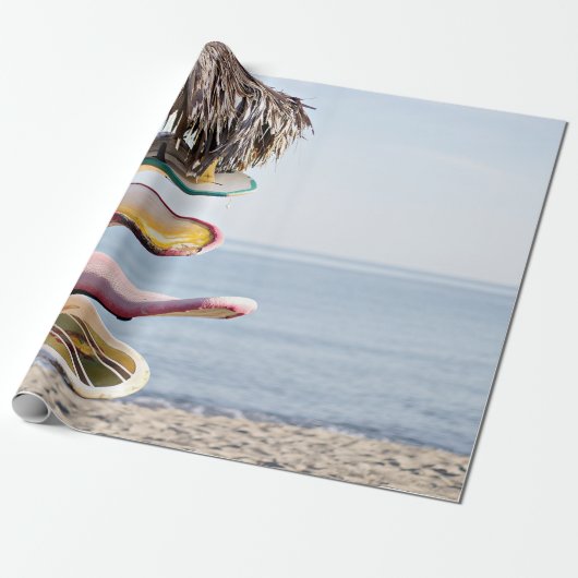 Rood en wit surfbord in bruin houten rek cadeaupapier (Uitgerold)