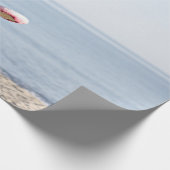 Rood en wit surfbord in bruin houten rek cadeaupapier (Hoek)