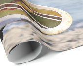 Rood en wit surfbord in bruin houten rek cadeaupapier (Rol Hoek)