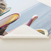 Rood en wit surfbord in bruin houten rek sherpa deken (3/4)