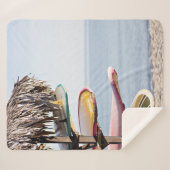 Rood en wit surfbord in bruin houten rek sherpa deken (Voorkant (horizontaal))