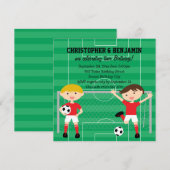 Rood en wit Twin Boys Soccer v2 Birthday Party Kaart (Voorkant / Achterkant)