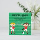 Rood en wit Twin Boys Soccer v2 Birthday Party Kaart (Staand voorkant)