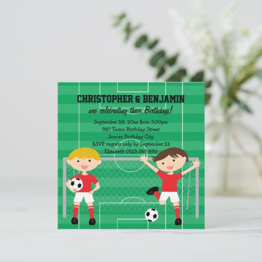 Rood en wit Twin Boys Soccer v2 Birthday Party Kaart (Staand voorkant)