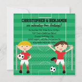 Rood en wit Twin Boys Soccer v2 Birthday Party Kaart (Voorkant)