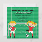 Rood en wit Twins Soccer v2 Birthday Party Kaart (Voorkant)