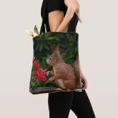 Rood- en witeekhoorn met rode bloem-Struik Tote Bag (Dichtbij)