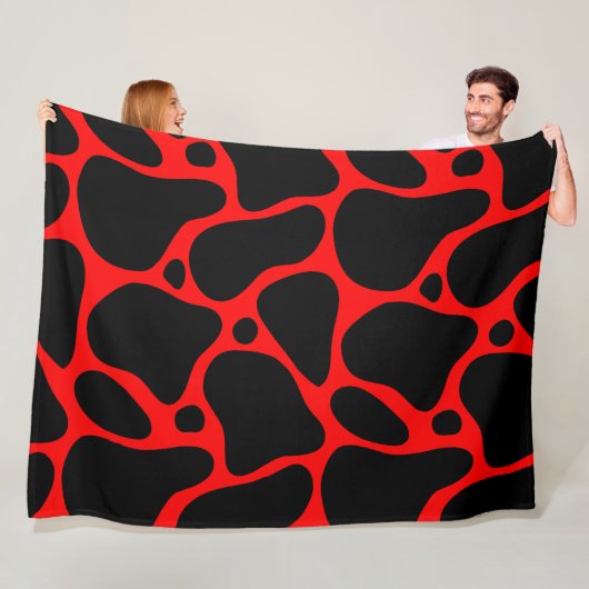 Rood en zwart abstract girafpatroon fleece deken (In situ)