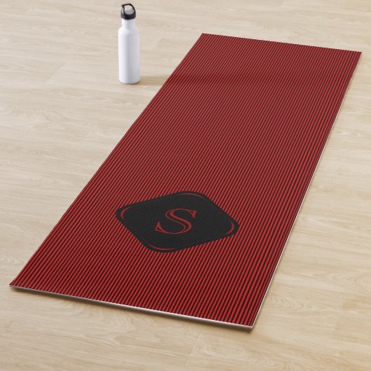 Rood en zwart fijne verticale strepen monogram yogamat (In situ)