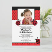Rood en zwart Ladybug Foto Birthday Invitation Kaart (Staand voorkant)