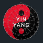 Rood en zwart YinYang symbool aangepaste dartboard Dartbord<br><div class="desc">Rood en zwart YinYang symbool aangepaste dartboard. Aangepaste kleur yin en yang symbool met gepersonaliseerde tekst. Sjabloon voor moderne typografie. Wijzig de logo-sjabloon in een unieke kleur. Cool holistisch ontwerp. Spiritueel Chinees filosofieicoon voor balans,  harmonie,  gezondheid,  rust,  vechtsporten en meer.</div>