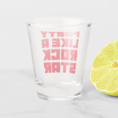 Rood feesten als een rockster shot glas (Achterkant)