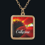 Rood gebera daisy foto aangepaste naam script mode goud vergulden ketting<br><div class="desc">Een close-up foto van een levendige rood-oranje en gele madeliefje doet je denken aan een warme zomerdag. Ontspan en ervaar het plezier van deze foto wanneer u dit prachtige, mooie fotografie gepersonaliseerde naam charme ketting draag. Dit ketting is verkrijgbaar in kleine, middelgrote en grote maten, evenals vierkante en cirkelvormen. U...</div>