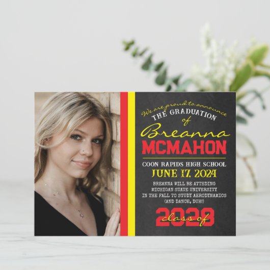 Rood & Geel Chalkboard Afstuderen Aankondiging (Staand voorkant)
