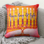 Rood Geel Chanoeka Menorah Vrede Liefde Licht Vet Kussen<br><div class="desc">"Vrede, liefde & licht." Een close-up foto van een felle, kleurrijke, rood sinaasappel en geelgouden artsy menorah helpt je de vakantie van Chanoeka in stijl in te luiden. Voel de warmte en vreugde van het vakantieseizoen wanneer u ontspannen op dit prachtige, kleurrijke Chanoeka gooi kussen. Maakt een opvallende set van...</div>