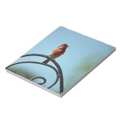 Rood gekleurde vink op zwarte, witte ijzerpoel notitieblok (Linkerzijde)