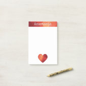 Rood geometrisch hart en gepersonaliseerde naam li post-it® notes (Op bureau)
