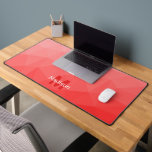 Rood Geometrisch Mesh Patroon monogram Bureaumat<br><div class="desc">Monogram Personaliseer met uw aangepaste initiaal en naam. Unieke coole bureaumat voor haar kantoor,  kamer,  werk,  speelkamer.. Rood verloop geometrisch maaspatroon. Subtiel modern ontwerp Elegante en koele Driehoek geometrische vermaasde gradiënt.</div>
