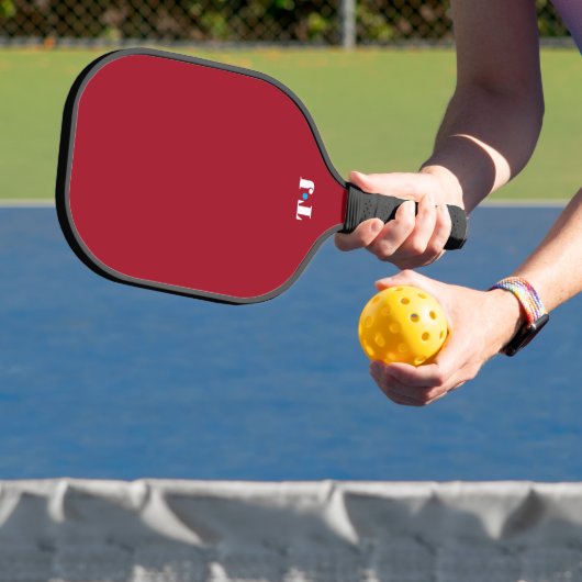 Rood gepersonaliseerd monogram pickleball paddle (Insitu)