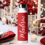 Rood Gepersonaliseerde Naam in Chic White Script Waterfles<br><div class="desc">Een schattige rode waterfles met wit monogram voor een meisje of man die houdt van eenvoudige,  handgeschreven geschenken. Mooi cursief schrift aan de zijkant van je flesje dat jouw naam uitspreekt.</div>