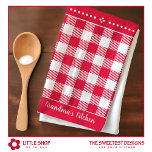 rood geplakt naam theedoek<br><div class="desc">Voeg een vleugje charme toe aan uw keuken met deze aanpasbare theedoek met een rood geplakt patroon op een frisse witte achtergrond, geaccentueerd met levendige rode randen en aanpasbare tekst met de tekst "Grandma's Kitchen". Deze stijlvolle en praktische keukenhanddoek is een ideaal cadeau voor iedereen die van koken of bakken...</div>
