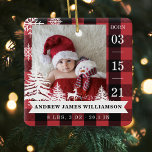 Rood geplakt pine-boom - Baby geboortevlekken en f Keramisch Ornament<br><div class="desc">Nieuwe babygeboortenstats foto kerstversiering. Het ontwerp kenmerkt twee foto's, één foto op de voorzijde en één op de rug. Geef je nieuwe baby's foto weer. De geboortedatum staat langs de zijkant en de naam van de baby en de geboortestaat onderaan. Langs de bodem van de foto worden roodwitte achtergrond met...</div>