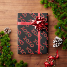 Rood geplakt XOXO patroon op zwart Cadeaupapier